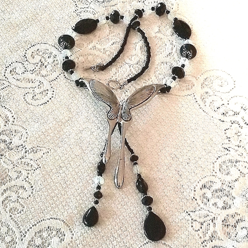 BUTTERFLY METAL & BLACK AND CLOUDY BEADS NECKLACE